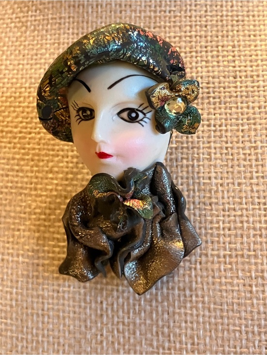 Jewelry - Art Deco - Style Flapper Lady Brooch